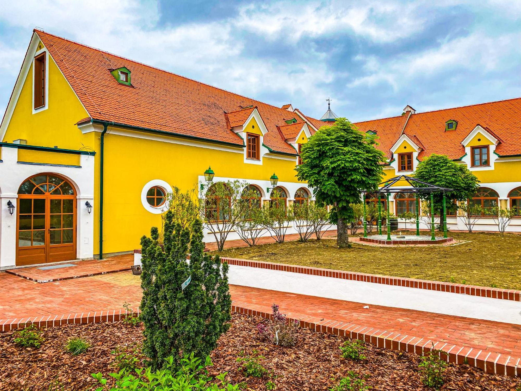 Hotel Roemerstein Loipersdorf bei Fuerstenfeld Bagian luar foto