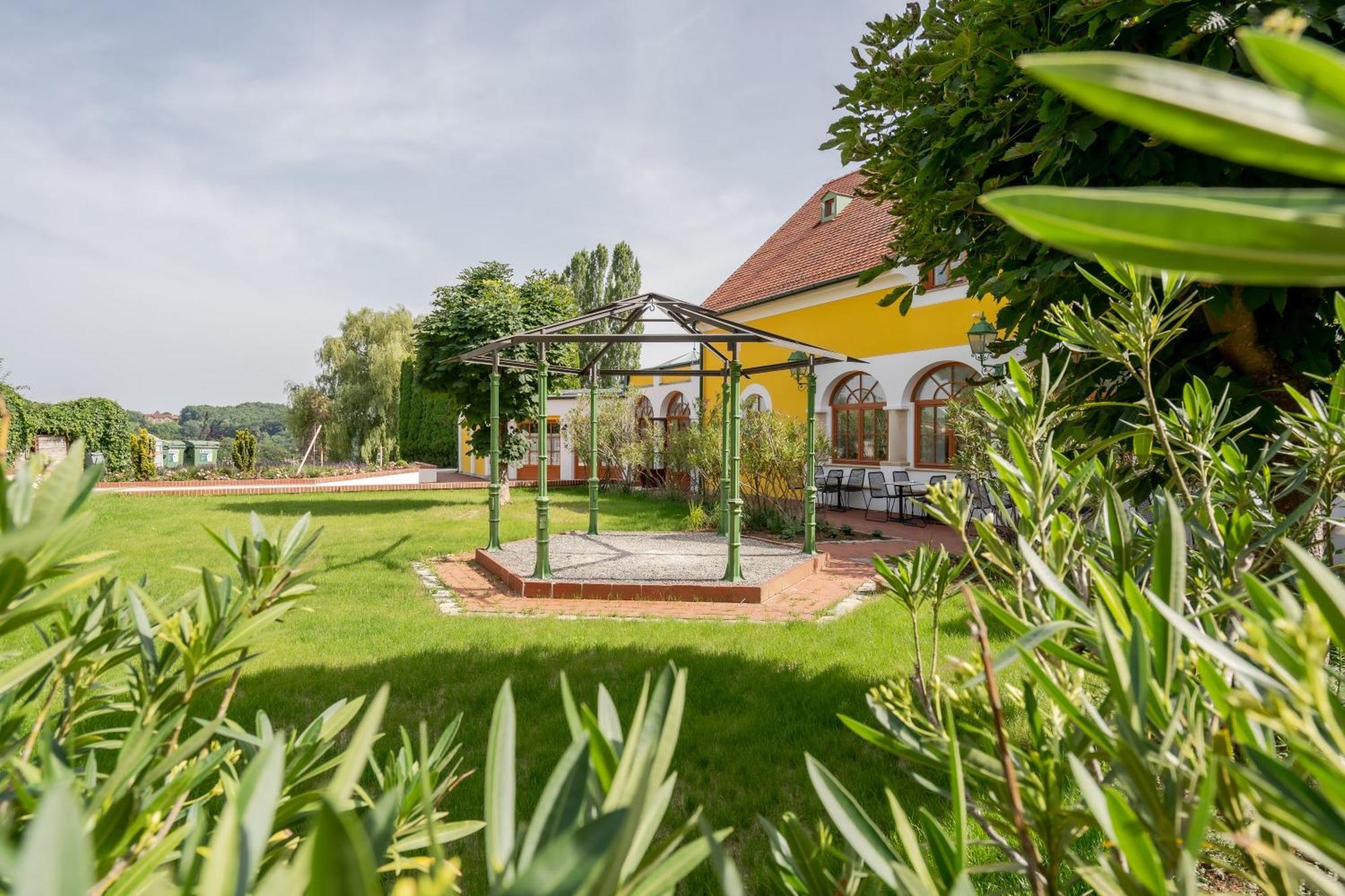 Hotel Roemerstein Loipersdorf bei Fuerstenfeld Bagian luar foto