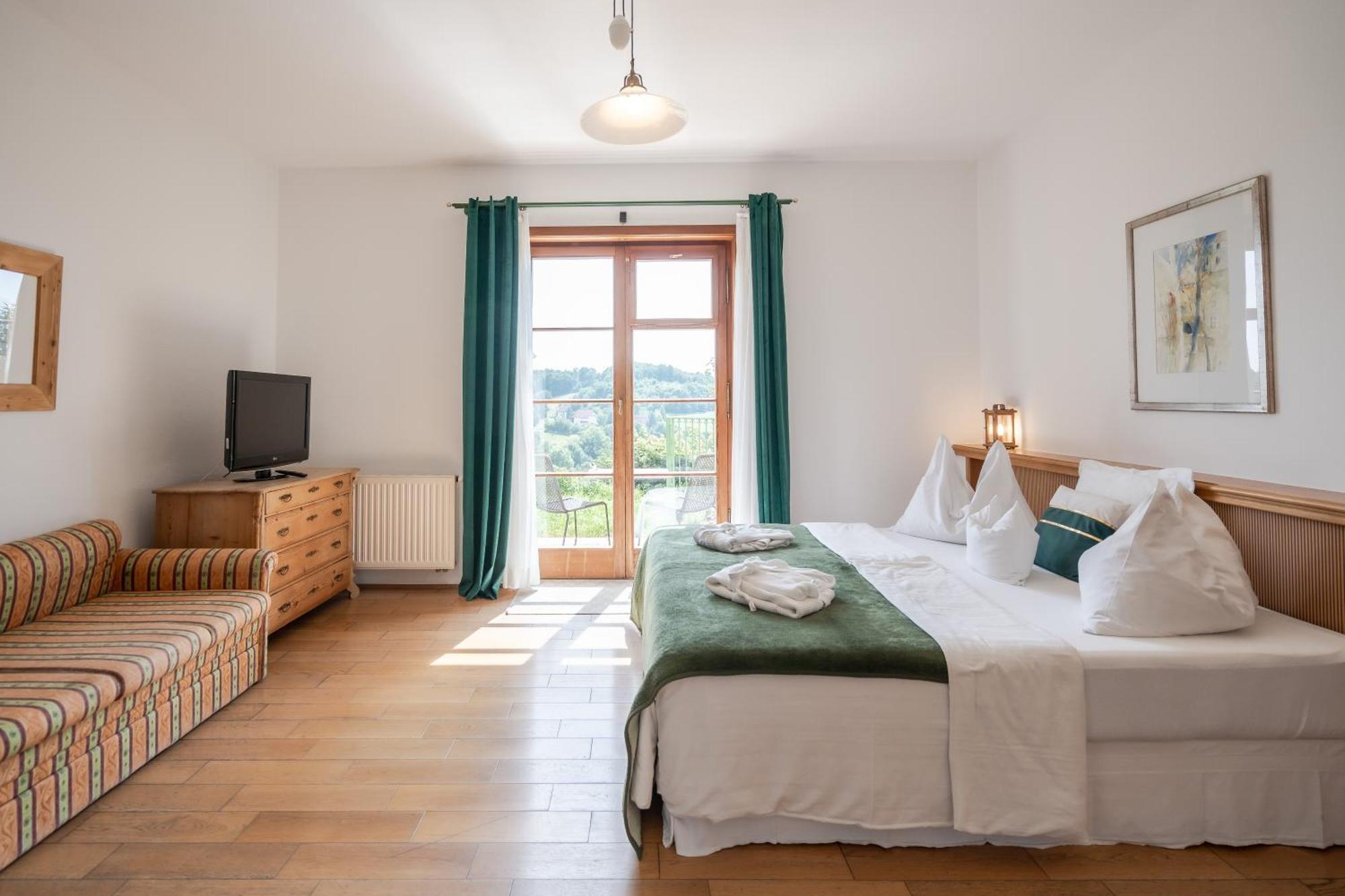 Hotel Roemerstein Loipersdorf bei Fuerstenfeld Bagian luar foto