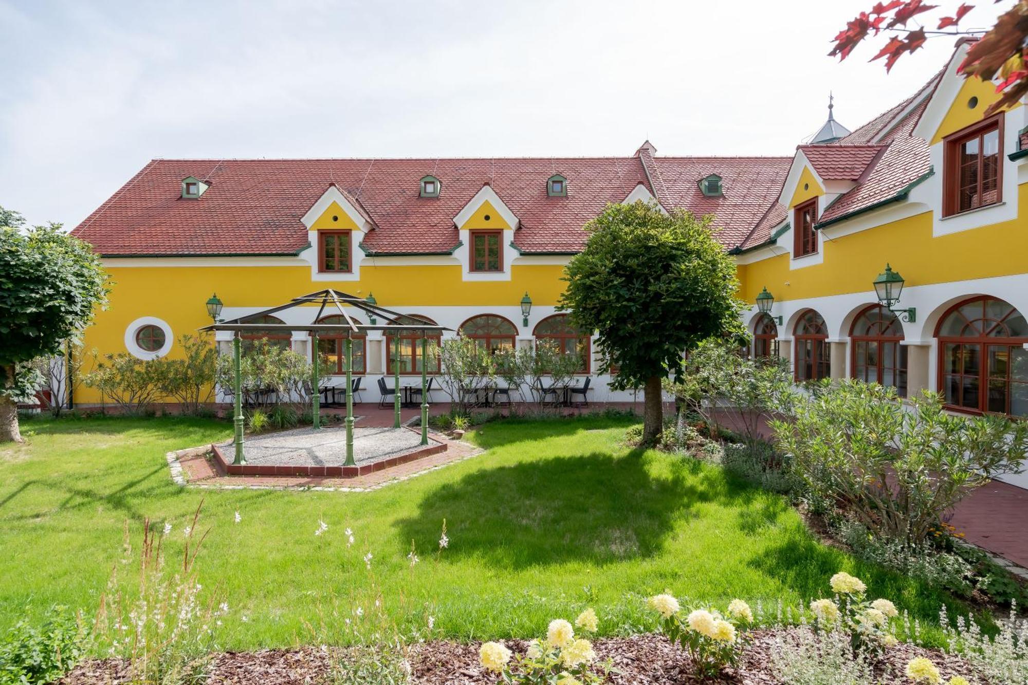 Hotel Roemerstein Loipersdorf bei Fuerstenfeld Bagian luar foto